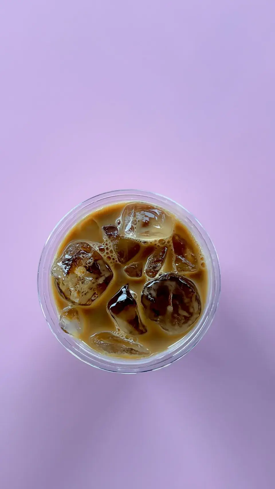 Iskaffe med isterninger set oppefra