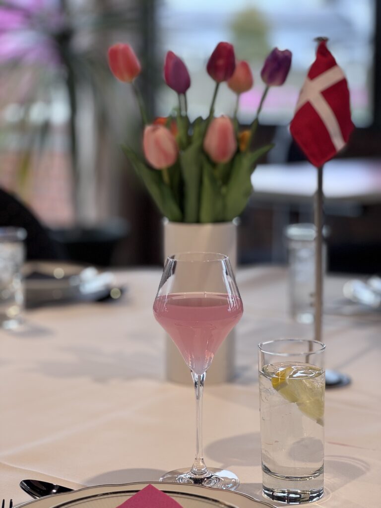 Pink drik og blomster i caféen