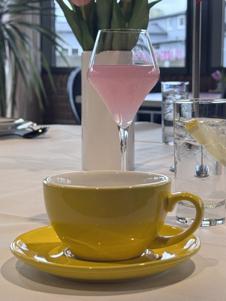 Kaffe og pink drik på cafébordet