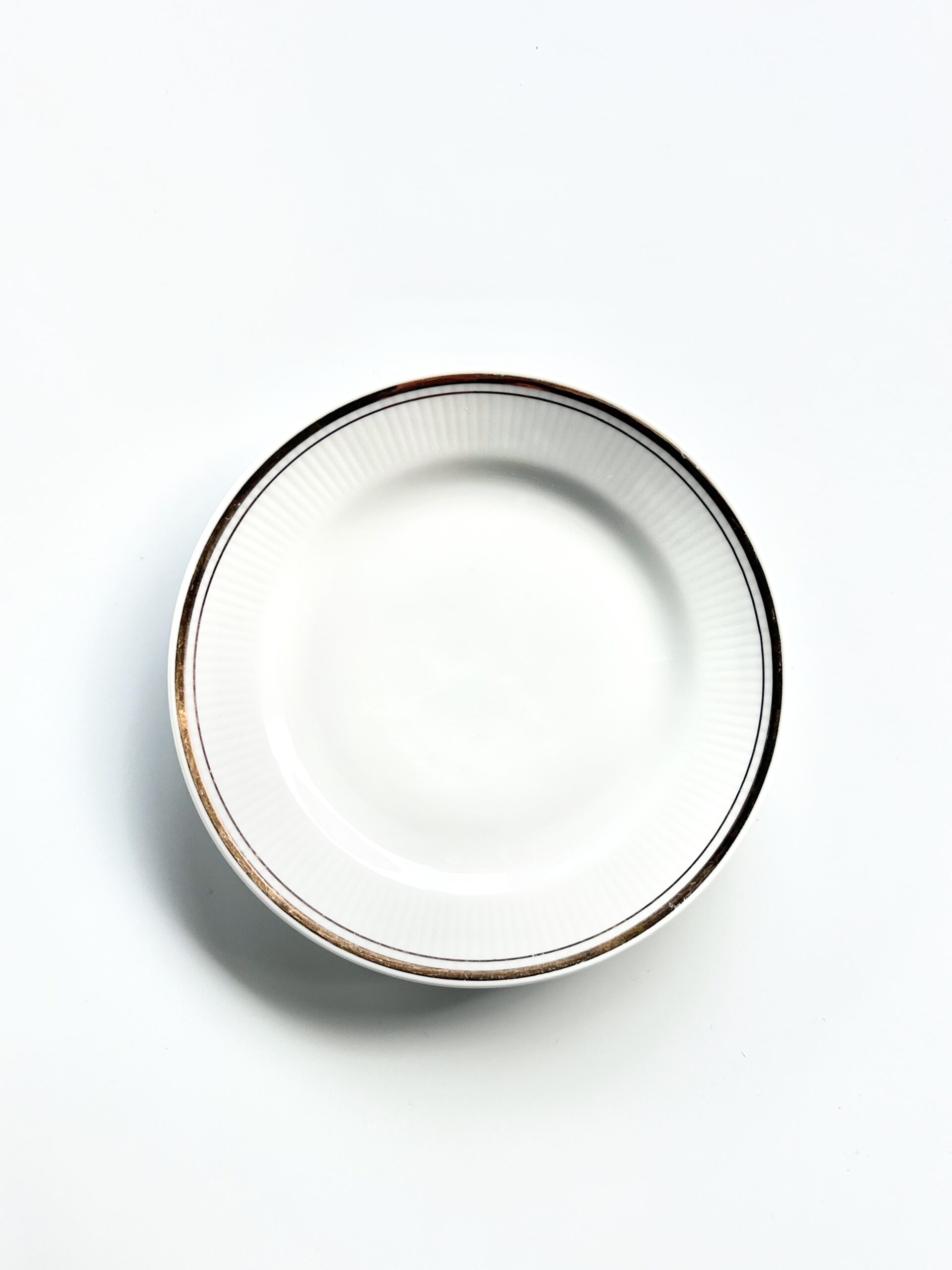 Flad dessert tallerken m. guldkant